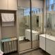 placard salle de bain gris et miroirs